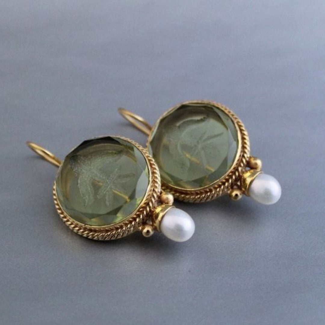 Orecchini rotondi con pietra verde e perla