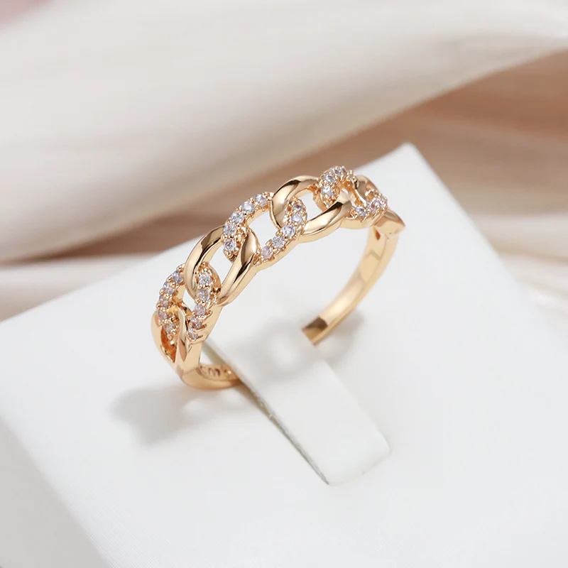 Anello Elegante con Catena Dorata