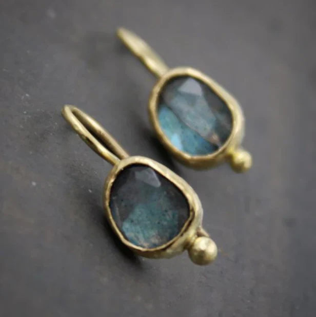 Orecchini in oro blu con incastonature di pietre