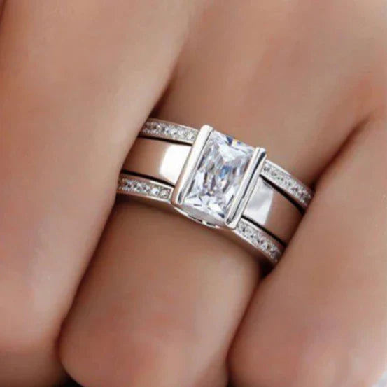 Anello in argento lucido dallo stile vintage