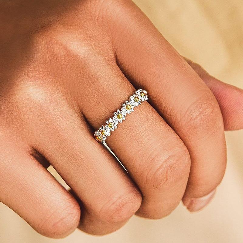 Anello Regolabile in Argento con Margherita