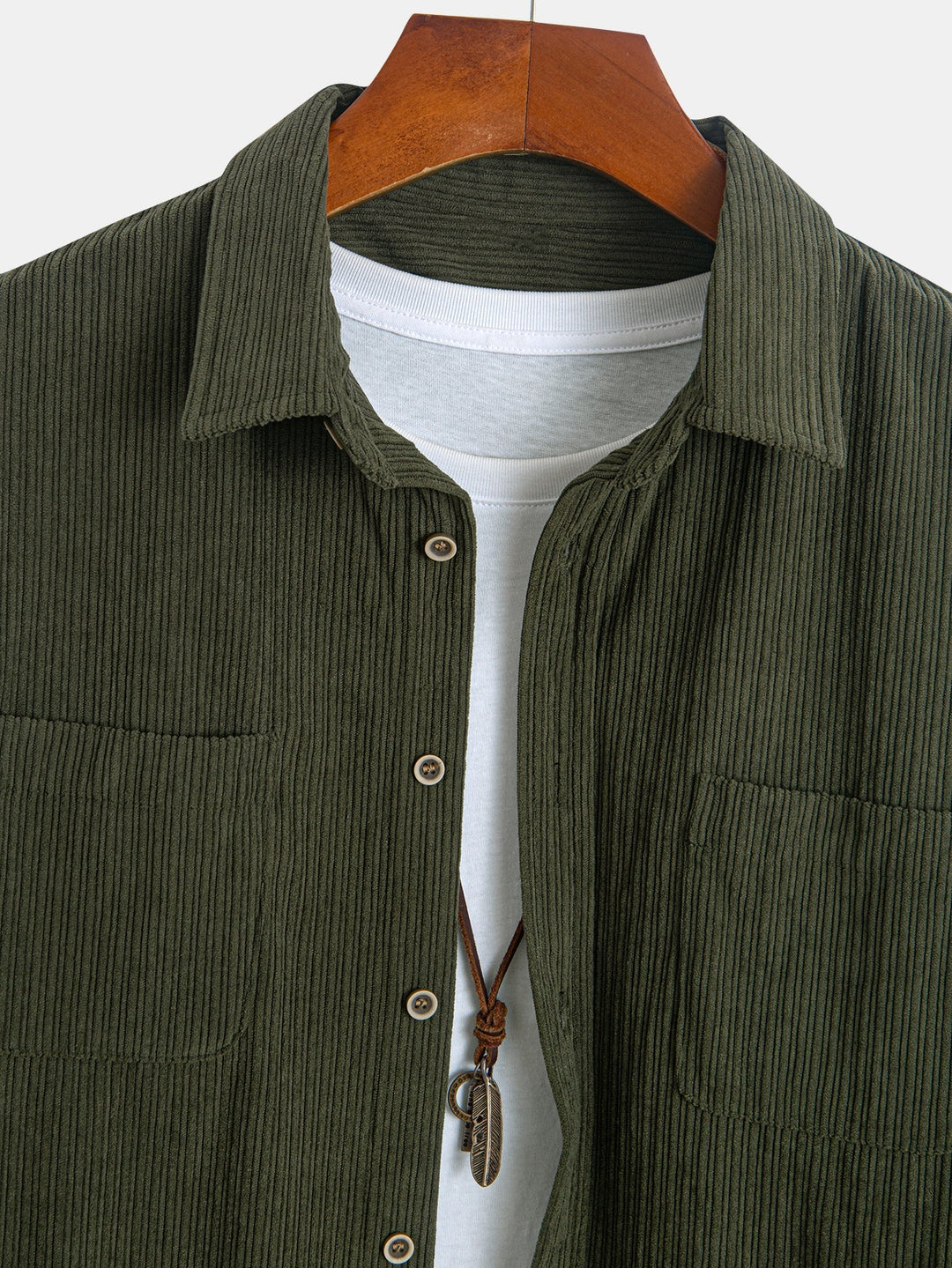 Camicia a maniche lunghe in velluto a coste con tasca e bottoni