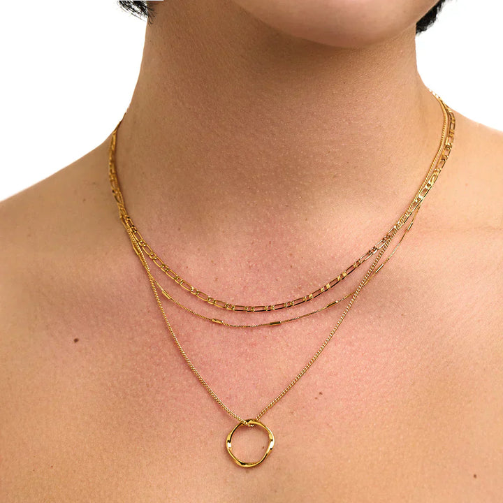 Collana a tre file in cerchio aperto