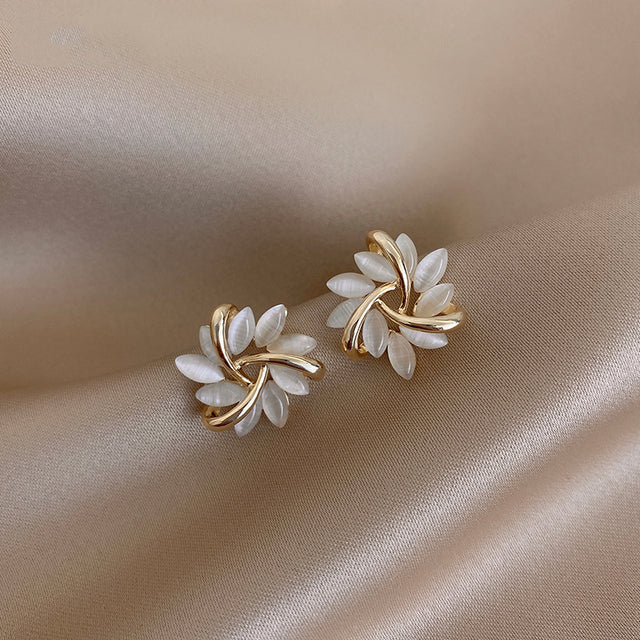 Orecchini a cerchio con petali di opale dorato