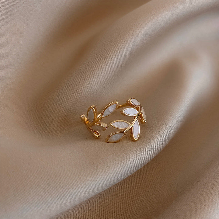 Anello Regolabile in Oro con Foglia e Opale Bianco