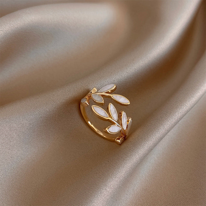 Anello Regolabile in Oro con Foglia e Opale Bianco