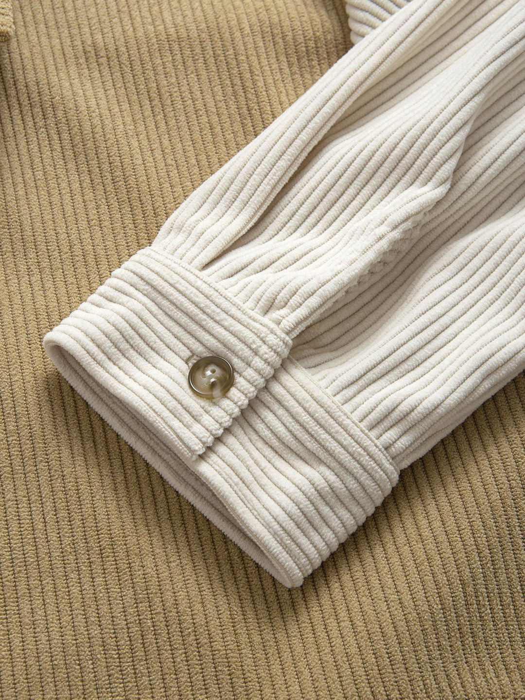 Camicia button-down in velluto a coste colorblock e pantaloni dritti in velluto a coste