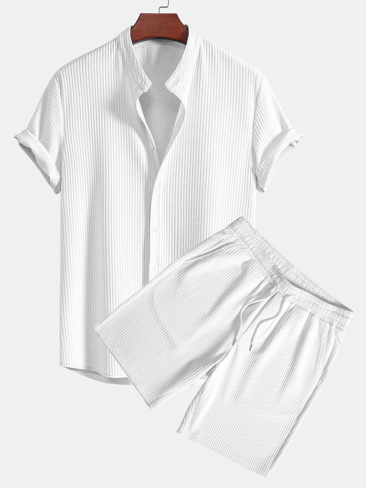 Camicia e pantaloni corti con colletto a coste muscolari