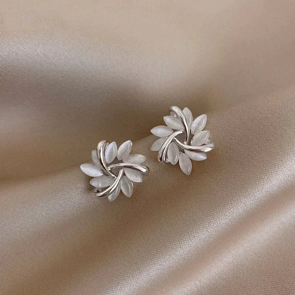 Orecchini a cerchio con petali di opale dorato