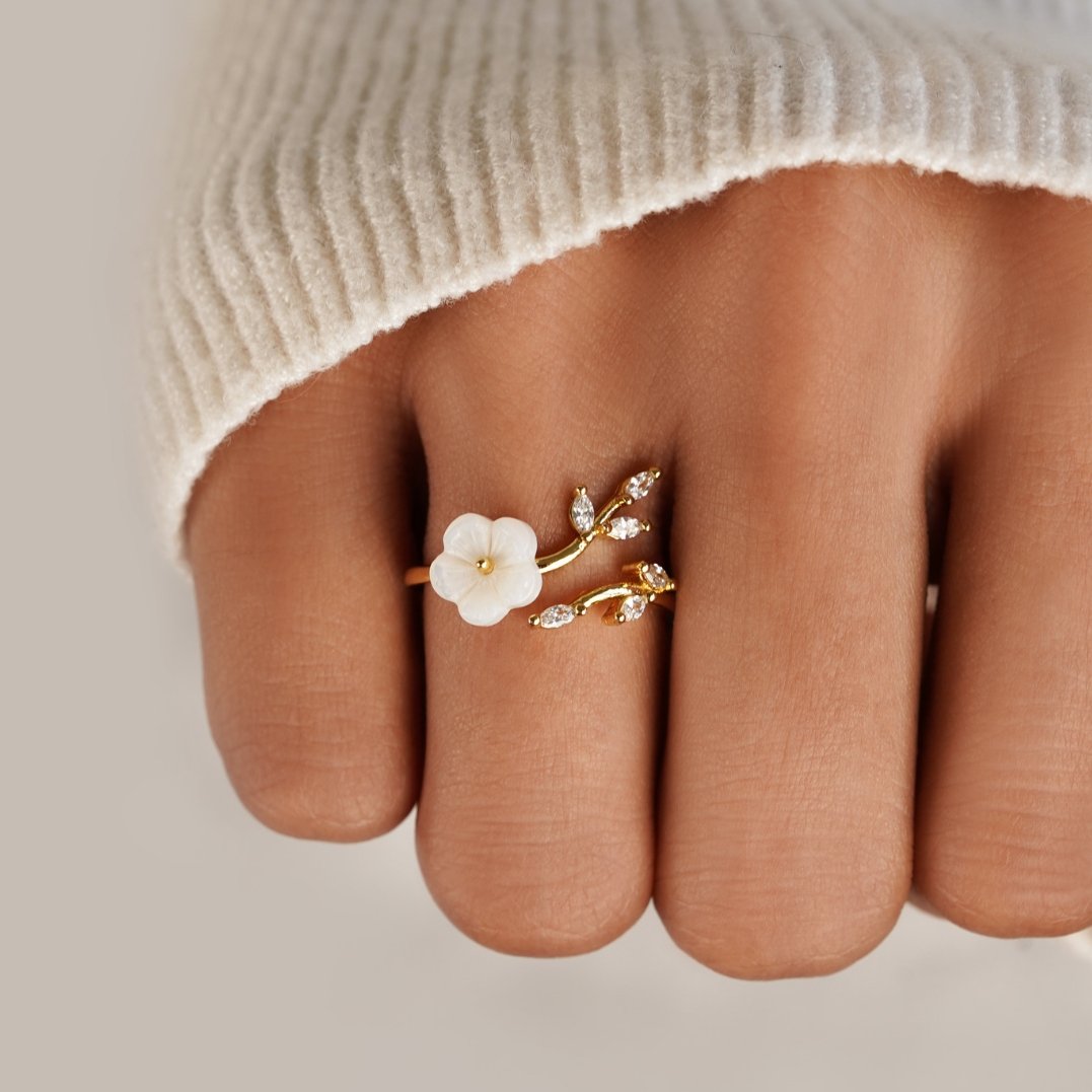 Rise - Anello con fiori bianchi
